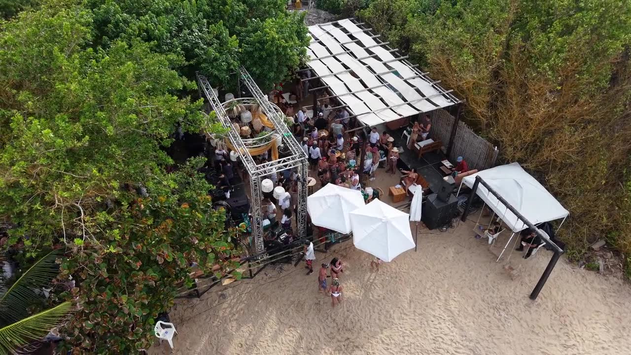 Toma aérea de un venue en la playa durante un evento